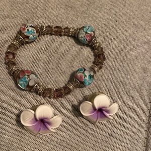 Jewelry bundle. Purple flower earrings w/stretch glass bead bracelet.
